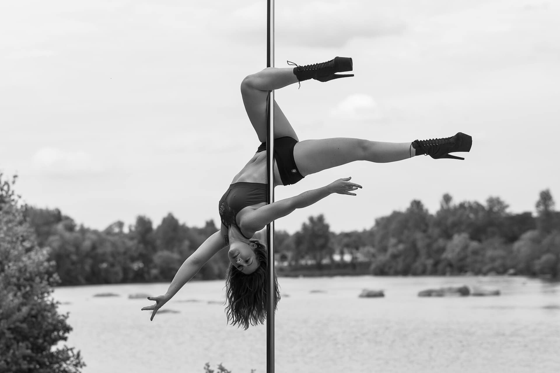 Gemini outside pole dance yvelines